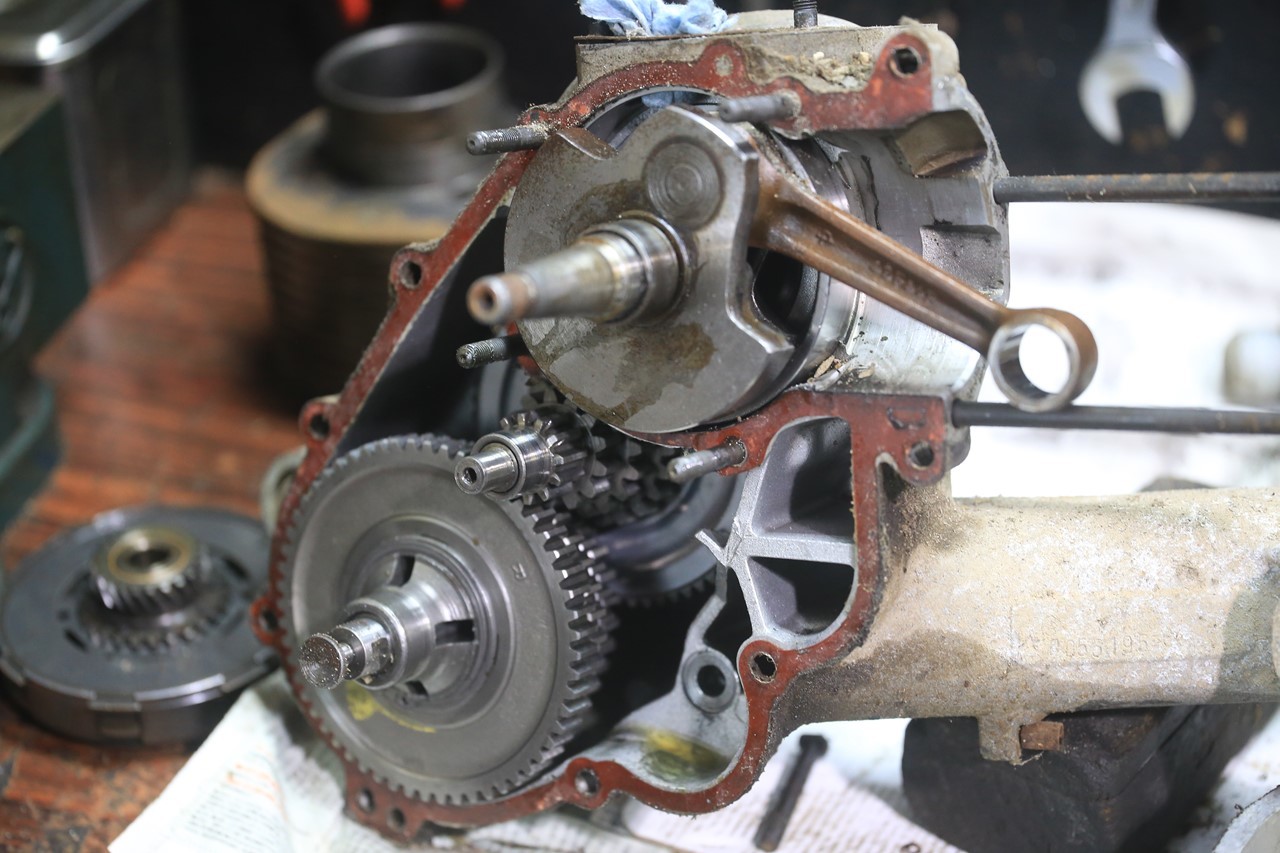 P200Eのエンジンオーバーホール作業中の様子