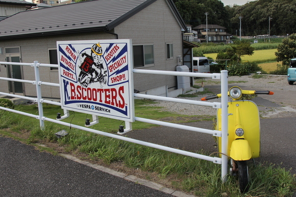 店の入り口に置いていたベスパがなくなった場所