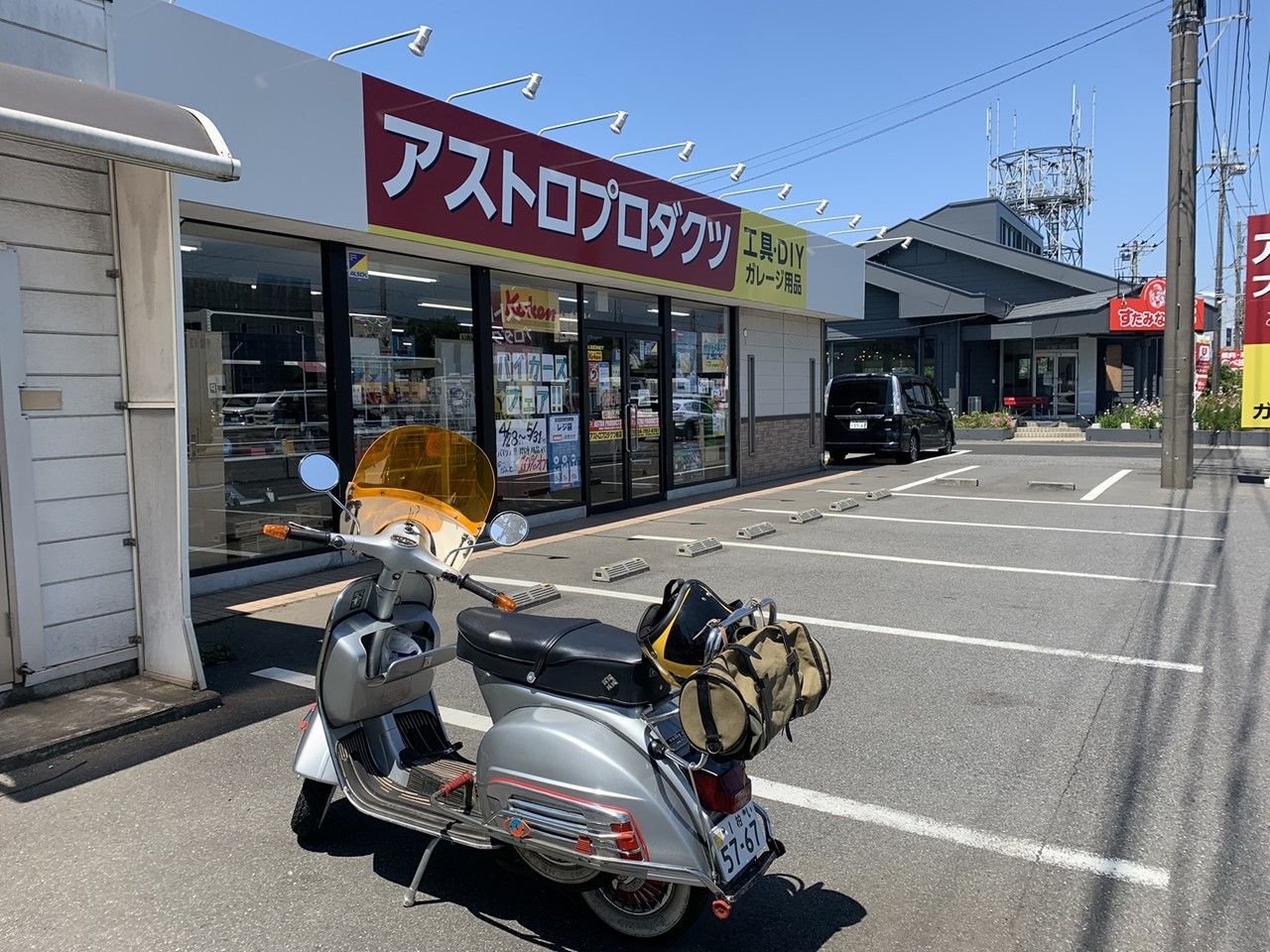 自分のベスパでお買い物に出発する様子