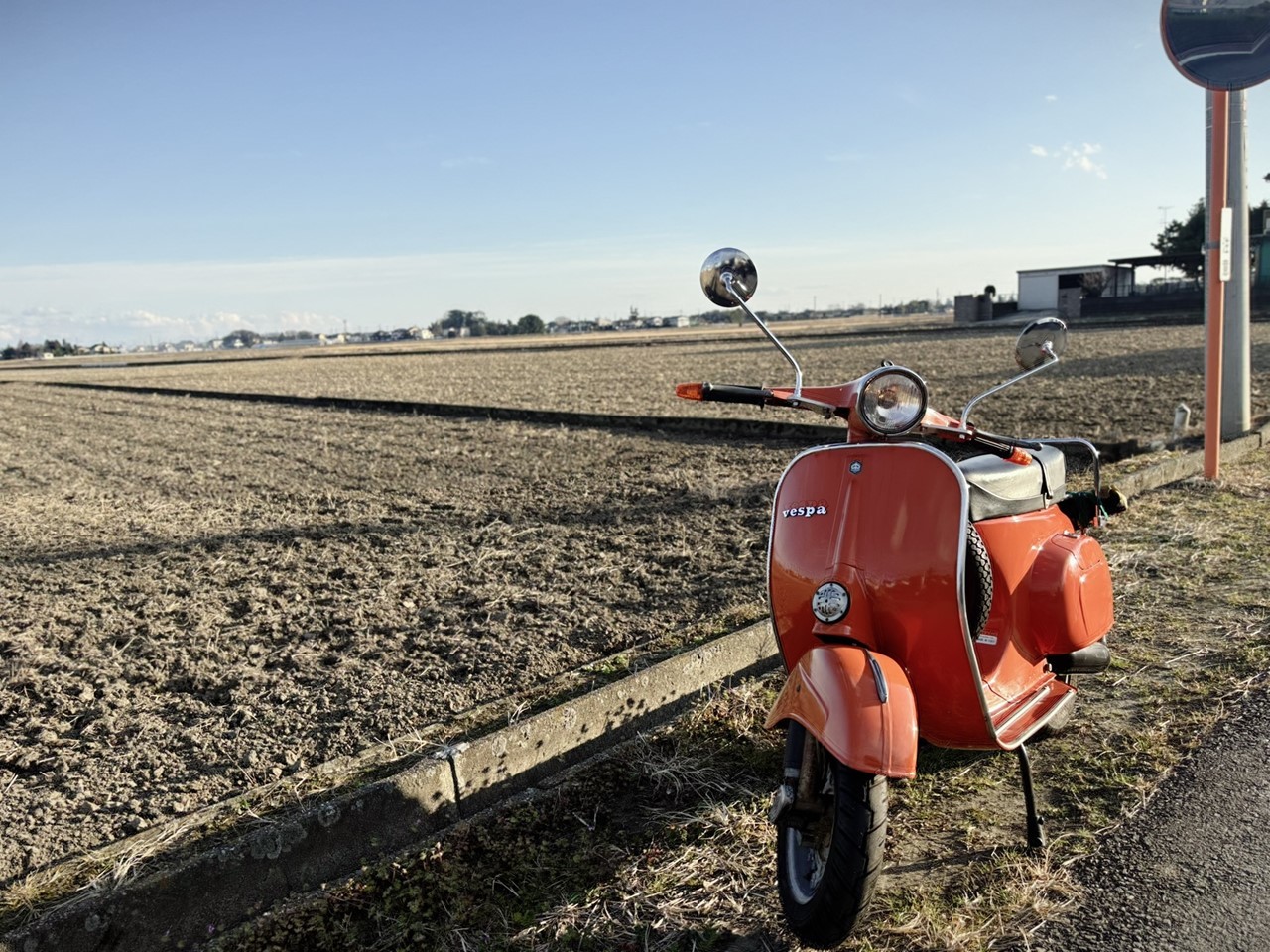 田園風景の中で記念撮影するET3(アイキャッチ)