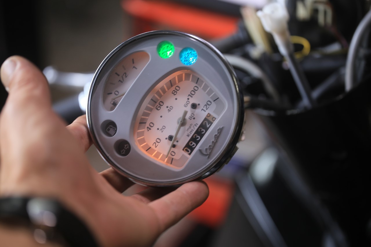 PX200FL2の電装トラブル確認中のエンジン