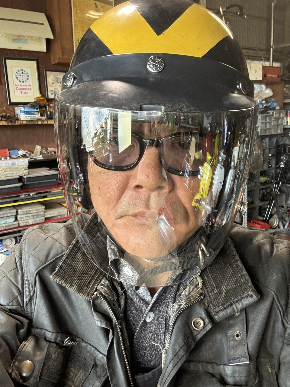 新調したシールド付きヘルメット、アゴまで隠れるタイプ