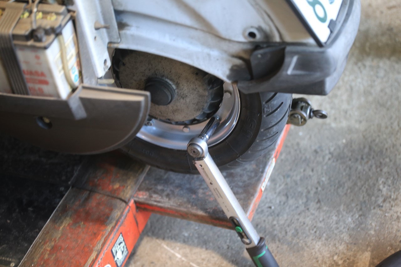 レッカー搬入された車両のリアタイヤパンク状態