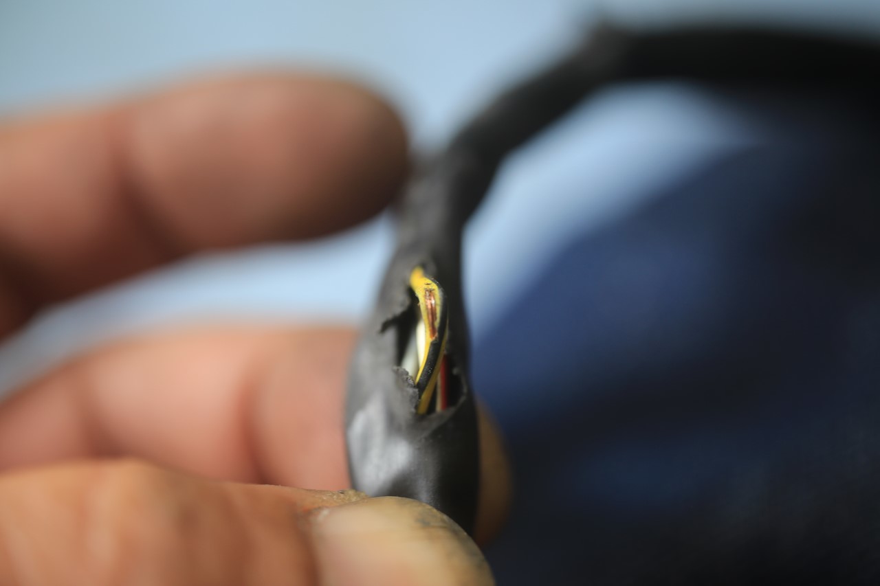 破れて内部配線が擦れていたスピードメーターハーネスチューブ