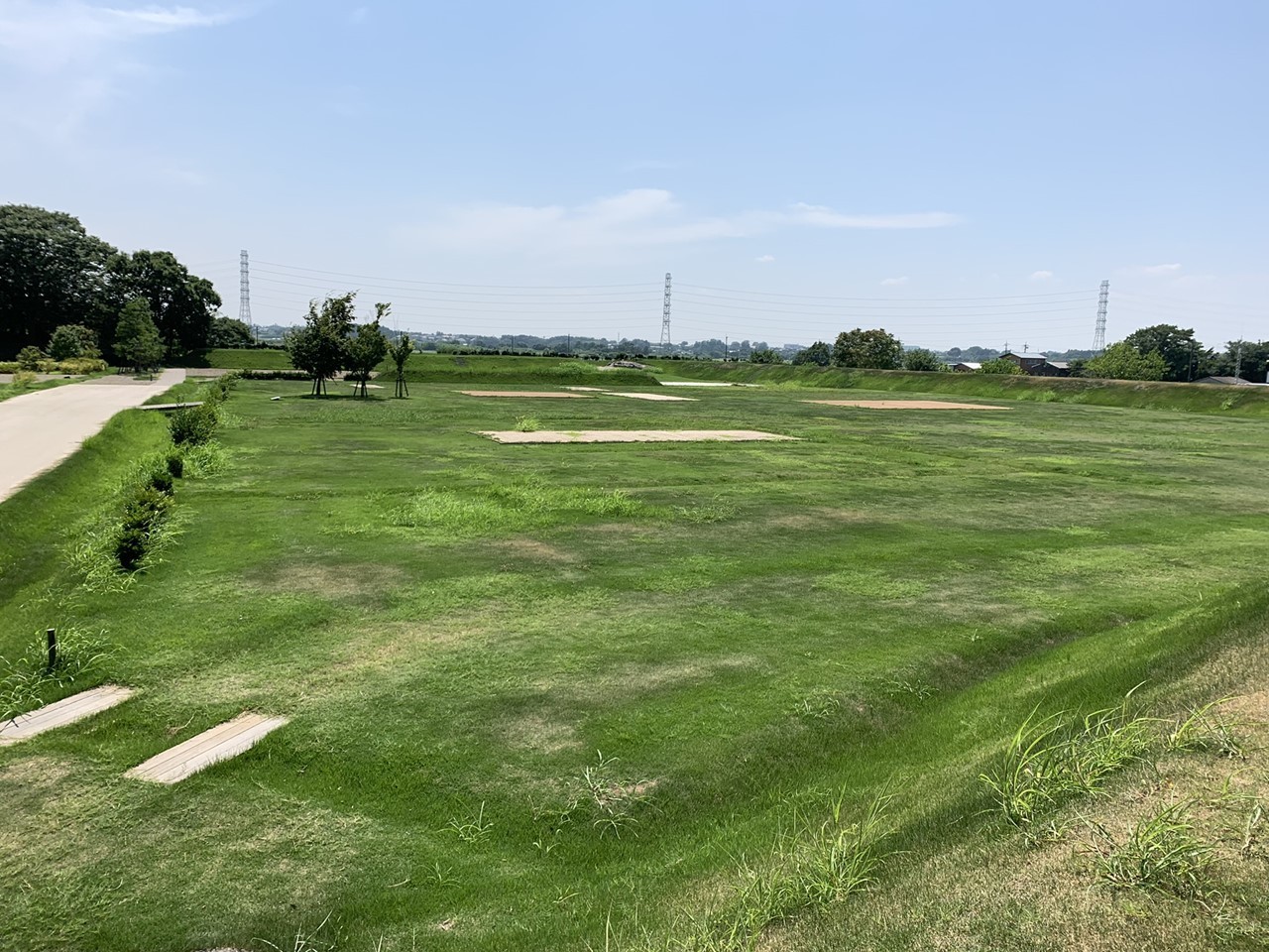 日陰のない城跡と炎天下の風景