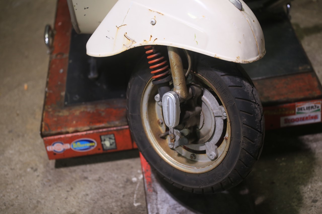 フロント廻りに異常があるベスパ125ET3