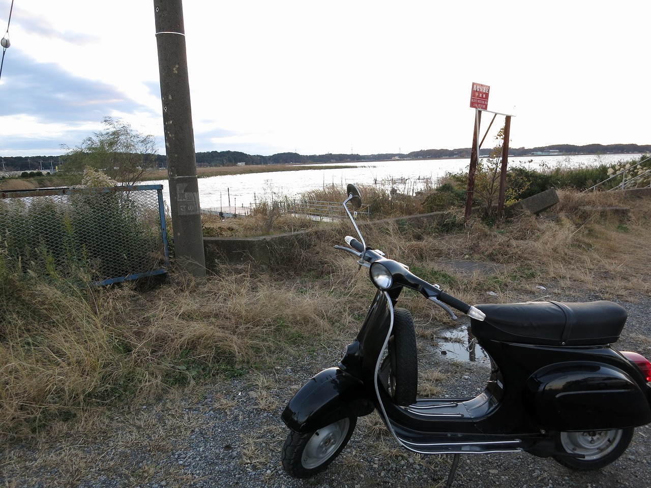 夕日が沈む手賀沼とベスパ