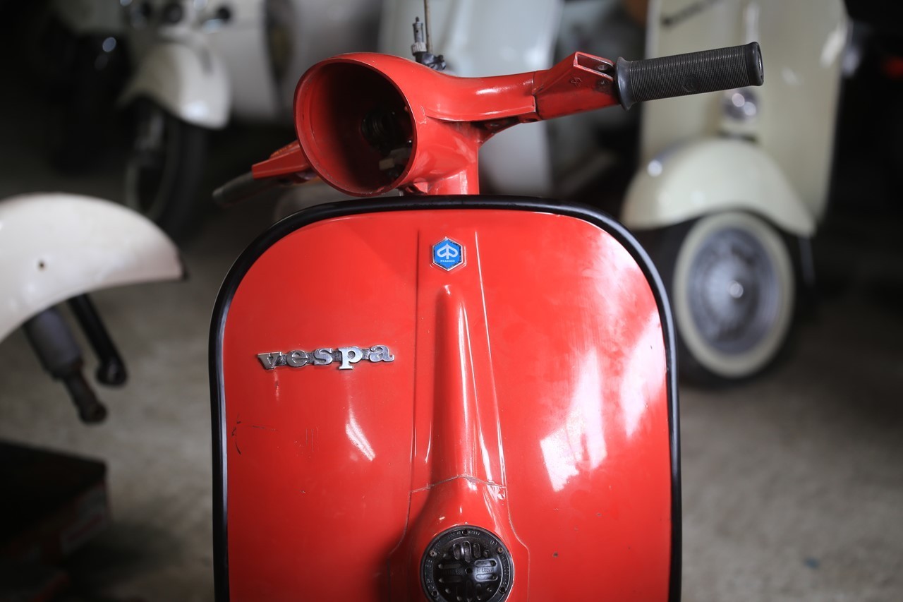 中古車整備が途中で止まっているベスパ50s