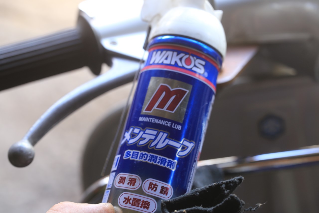 ハンドルパイプに注油している様子