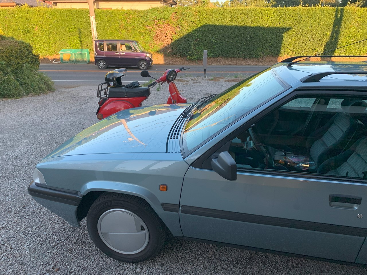 お洒落なフランス車が停まっている場所で休憩中のP200E