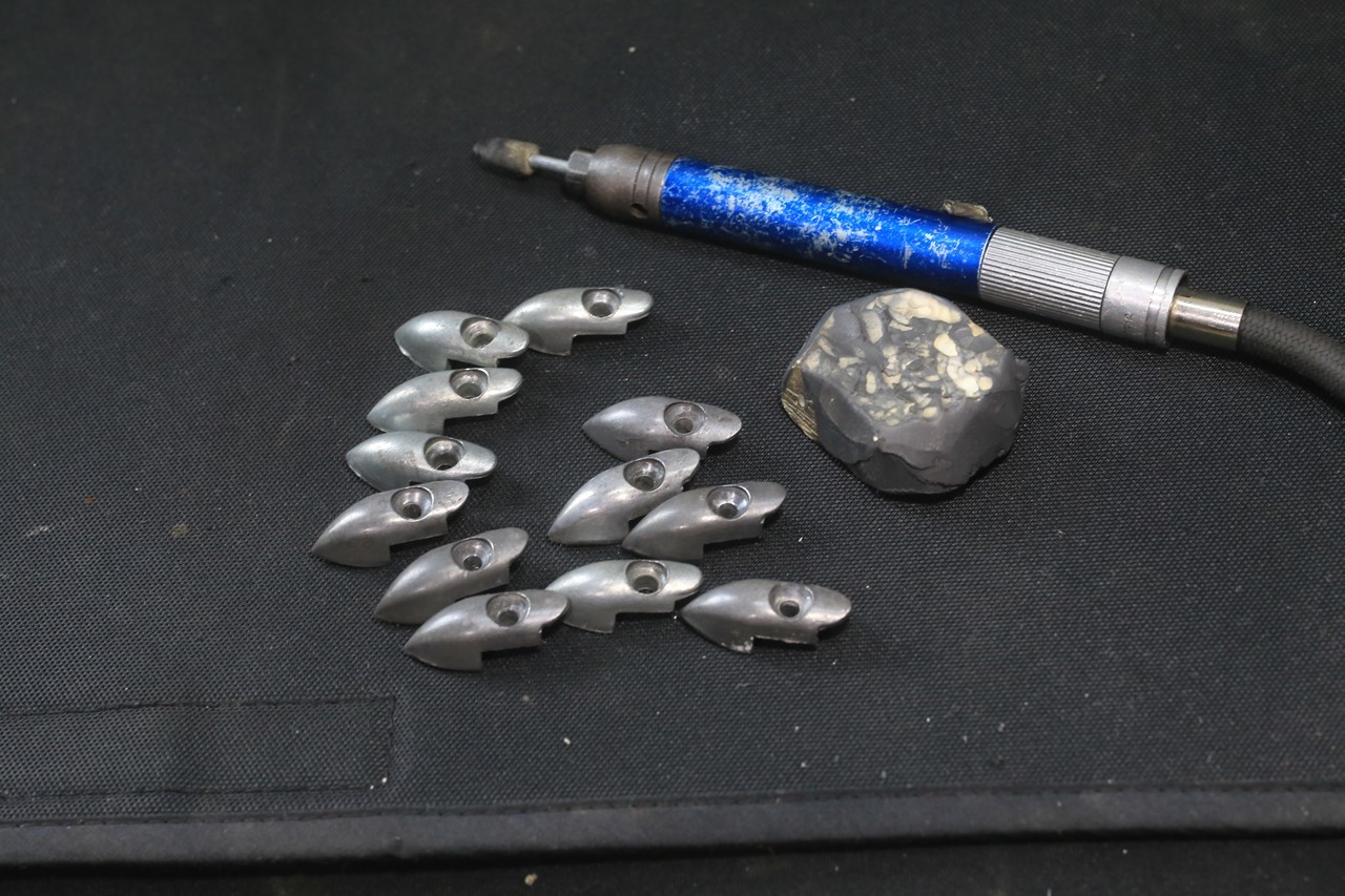 フロアレール固定金具の下を磨く作業