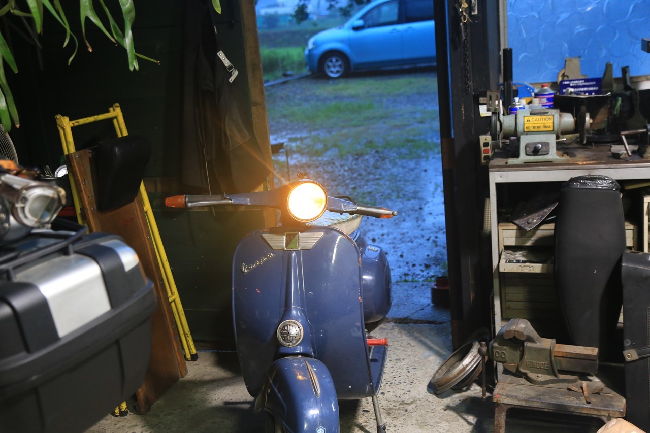 雨の中でエンジン始動したベスパ125ET3