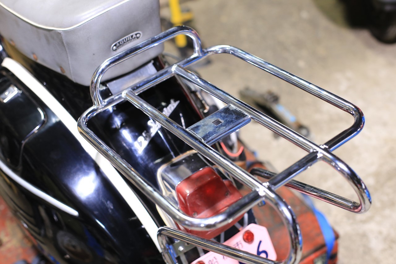 WELLD製キャリアを装着したベスパ(横から)