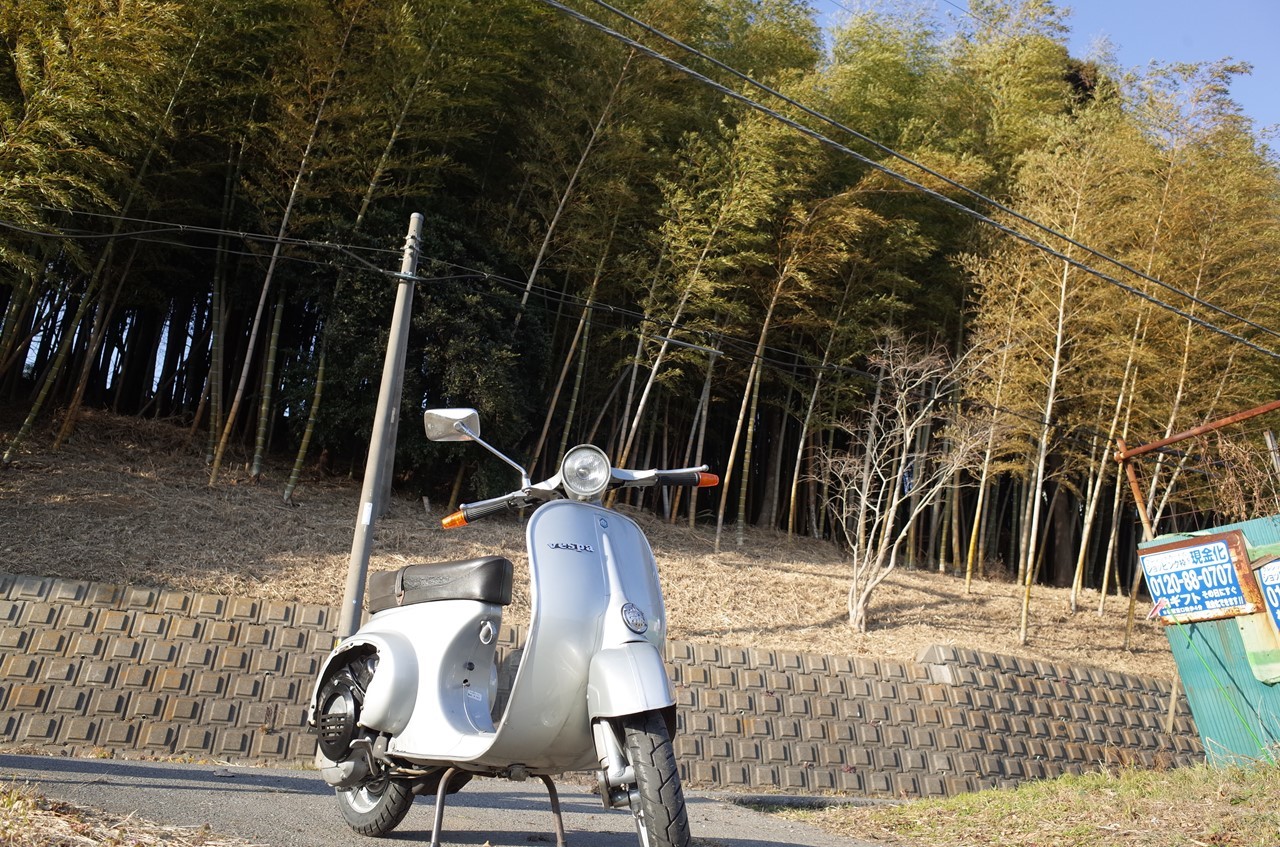 中古車整備中のベスパ100（シルバー）