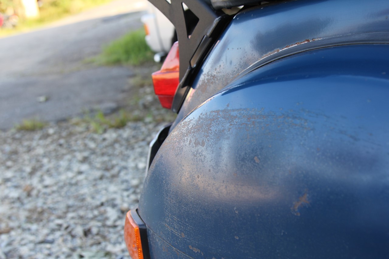 塗装と錆の対比が見える車体