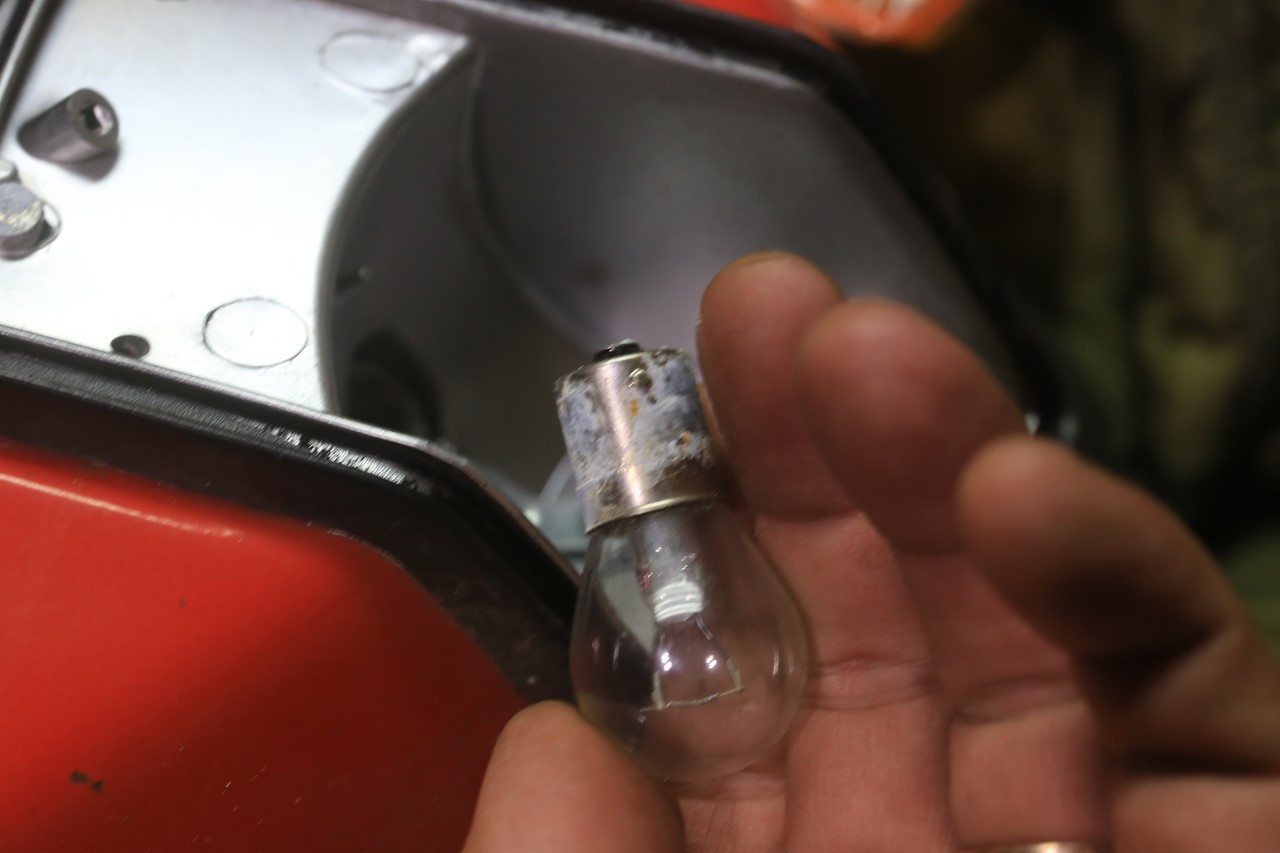 外した電球ソケットのチェックと清掃