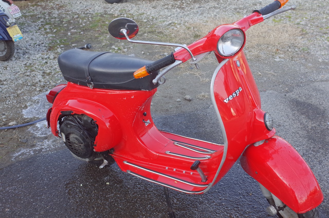 屋外でベスパを洗車している様子