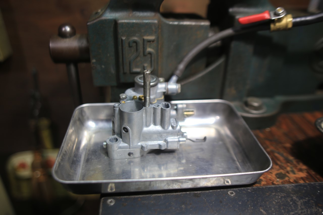 複数のベスパの細かい整備作業