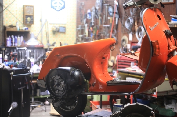 途中で止まっていたP125Xのエンジンを積み込み作業