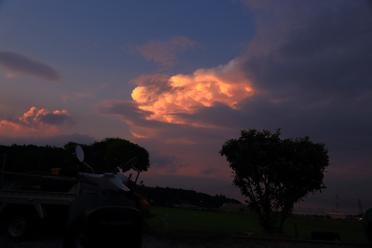 怪しい雲が広がる空
