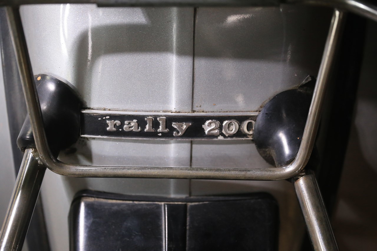 愛車に加わったRally200を横から撮影