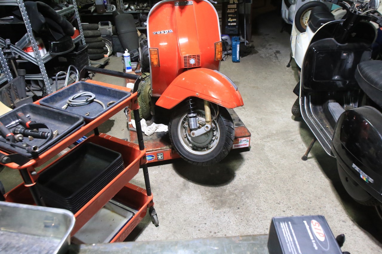 フロントショック交換作業中のベスパ125ET3