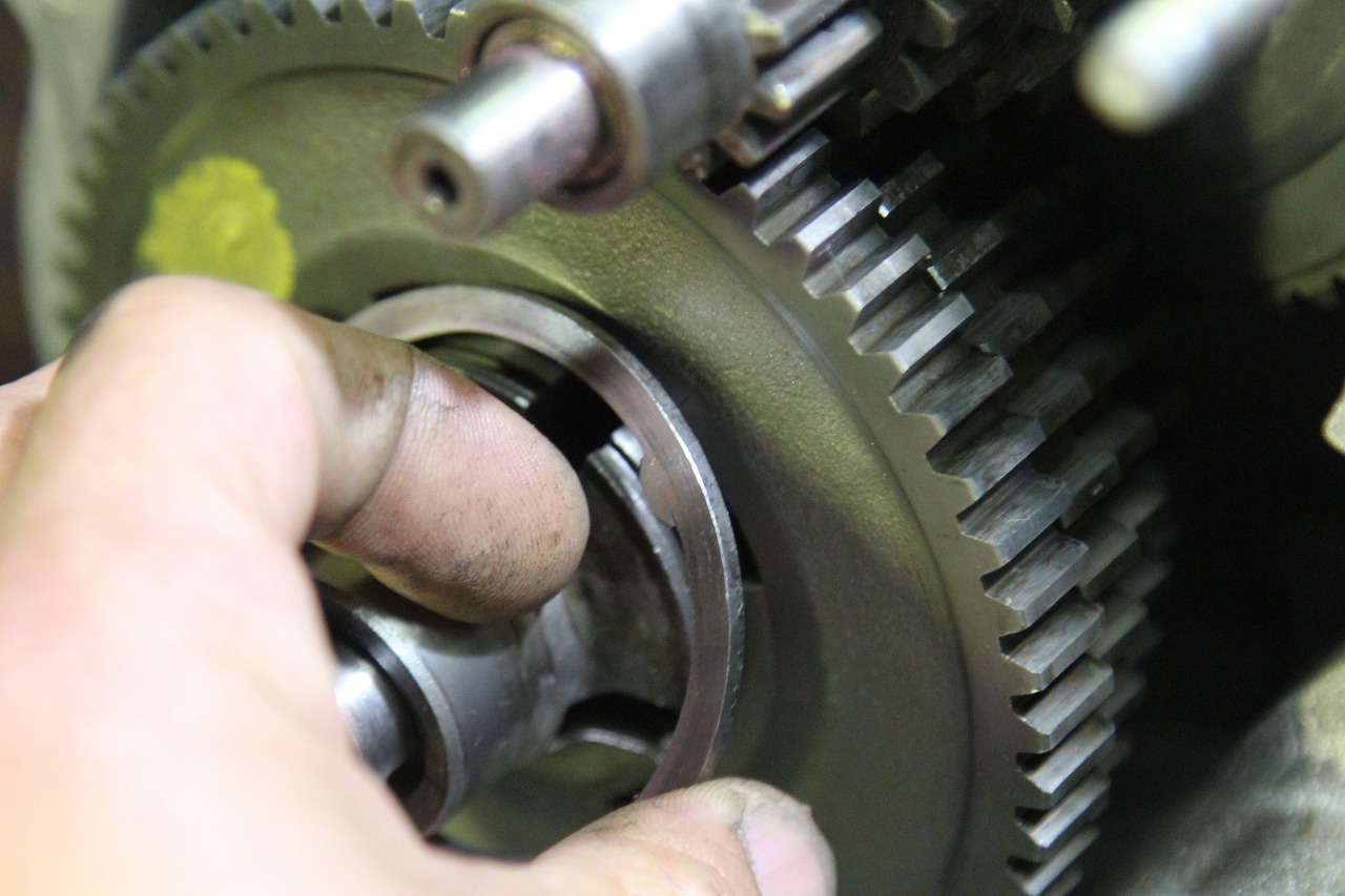 シムを使ったギアの調整作業