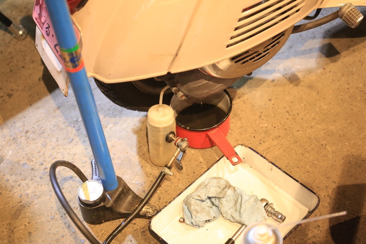 ミッションオイル交換を行うベスパ125ET3