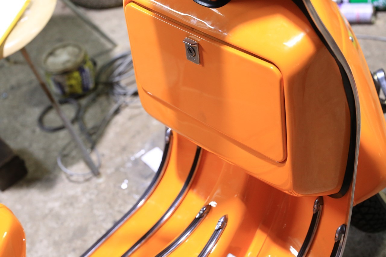 フレームを切られてしまったフロントボックスの取り付け部
