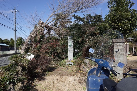 水戸天狗党関連史跡への道を走るベスパ