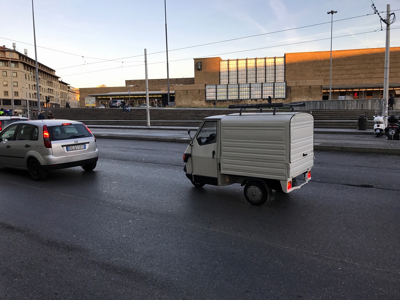 路地に停車する青いPIAGGIOの三輪車