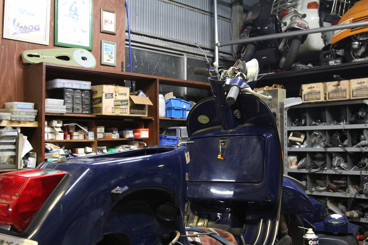 バイクの整備作業に集中する様子