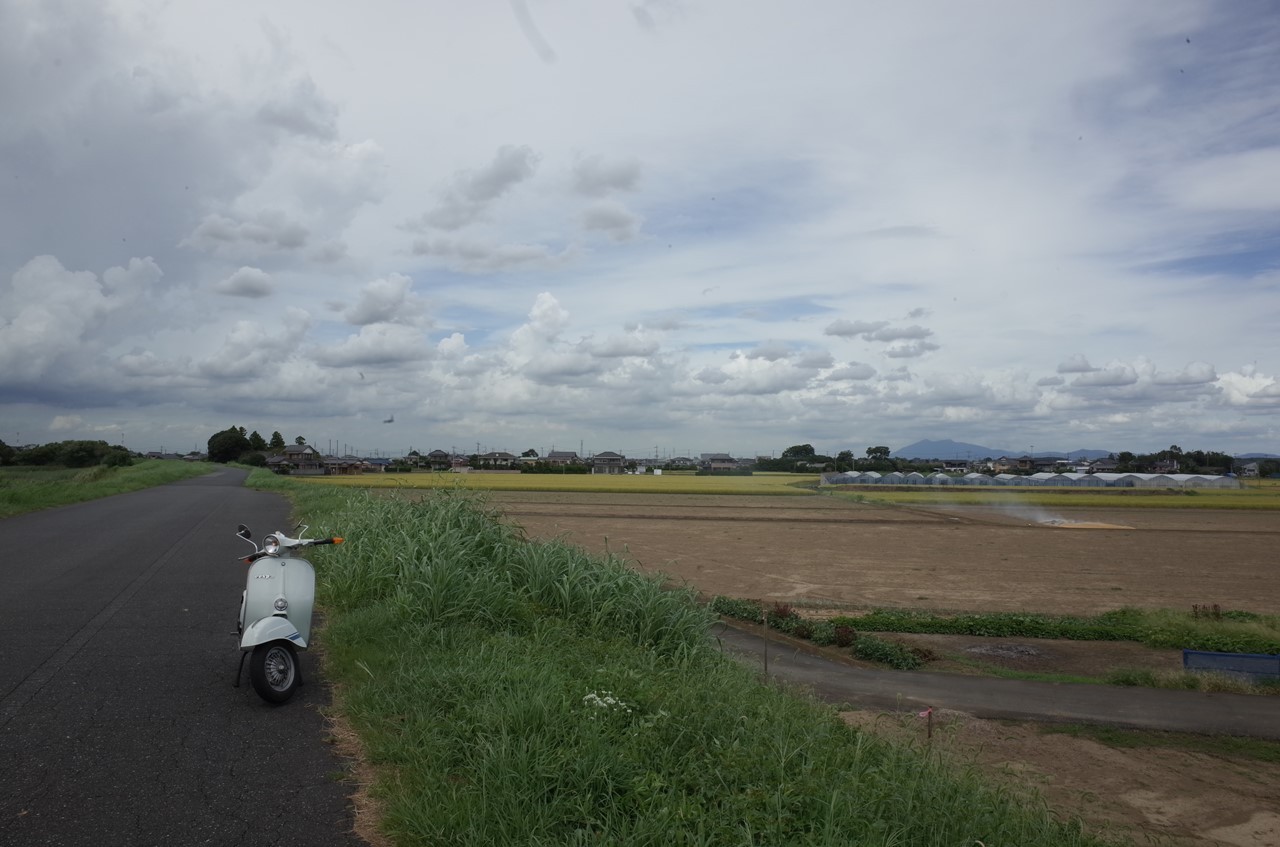 利根川沿いを走るベスパ125ET3