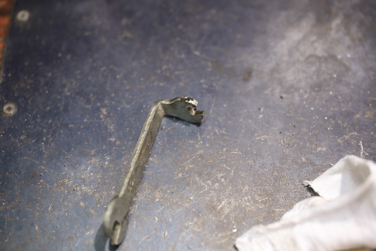 車載工具のスパナを直角に曲げた自作工具
