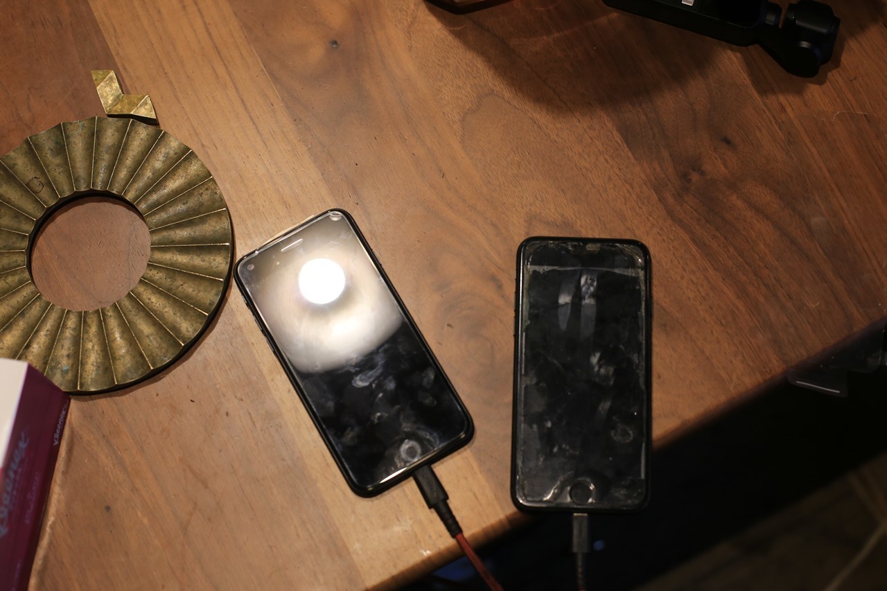 ピカチュウ仕様で画面が点滅する旧スマホ