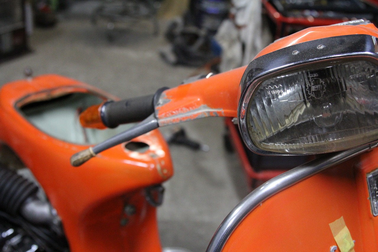 整備作業中のオリジナル状態を保つベスパ180SS