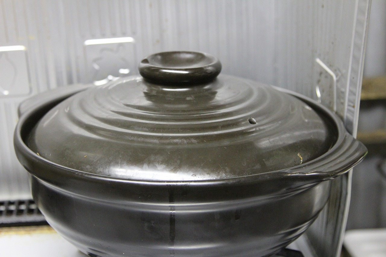 鍋でぐつぐつと煮込まれているおでんの具材
