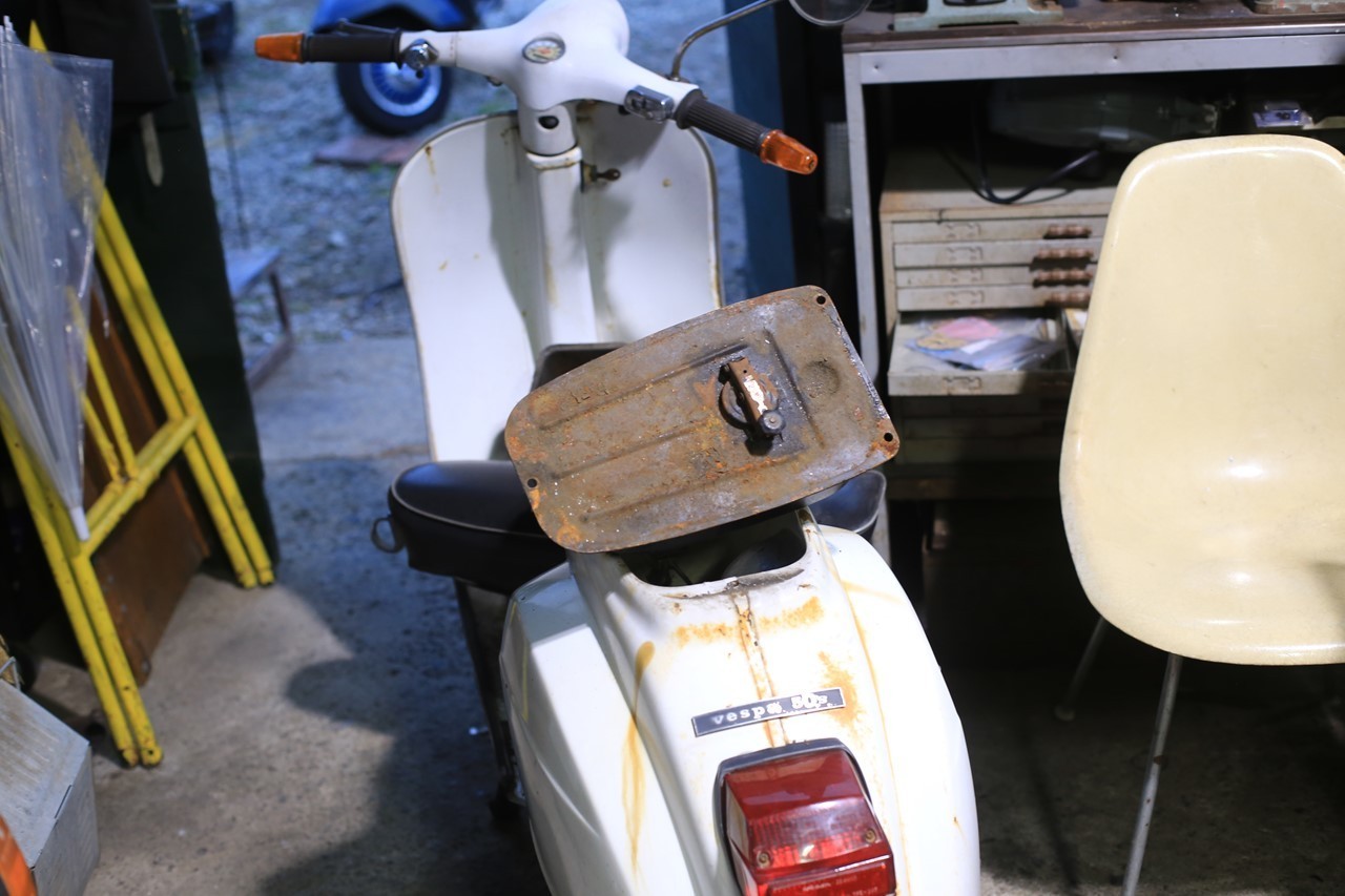フューエルタンクを撤去する作業
