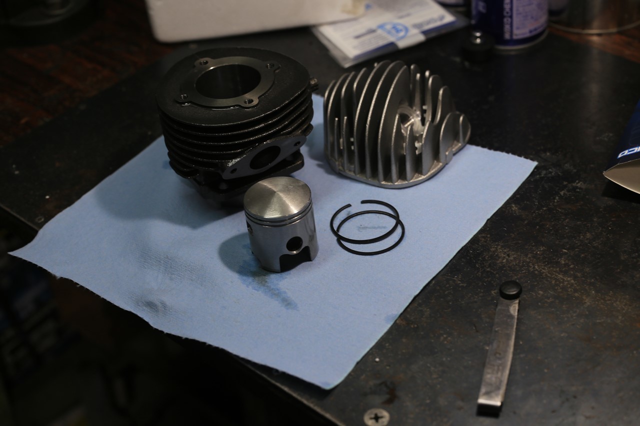 届いたパーツを下拵えする作業
