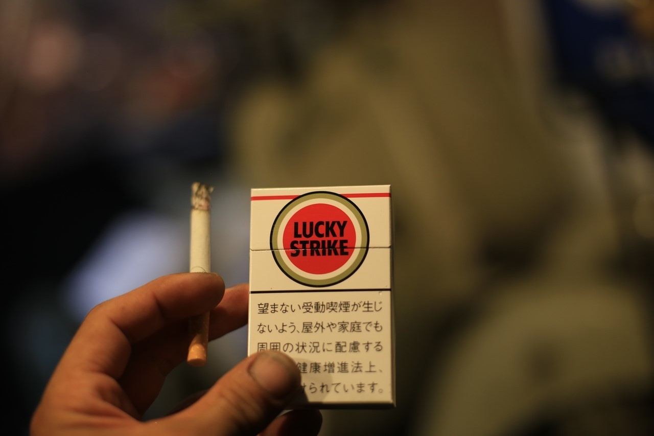 タバコを買って吸ってしまった様子