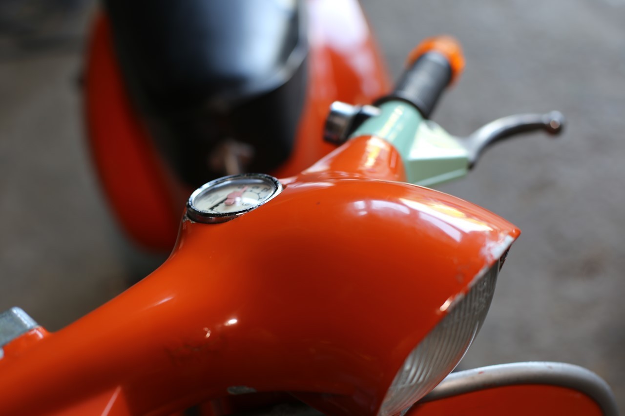 磨かれたベスパ100の車体