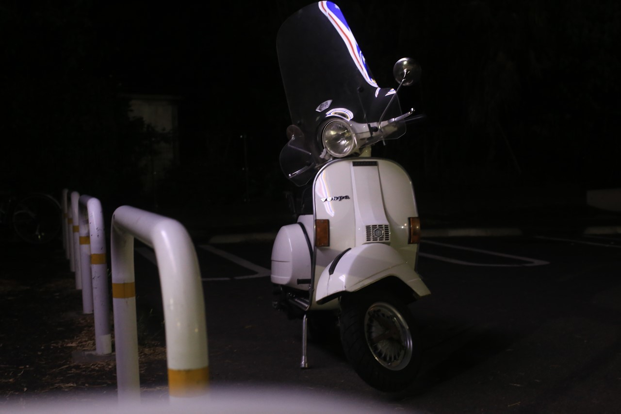 ベスパP200Eで試走している様子