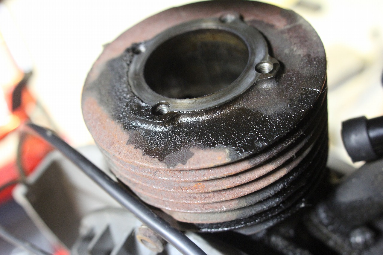 整備中のベスパ100の車体全体