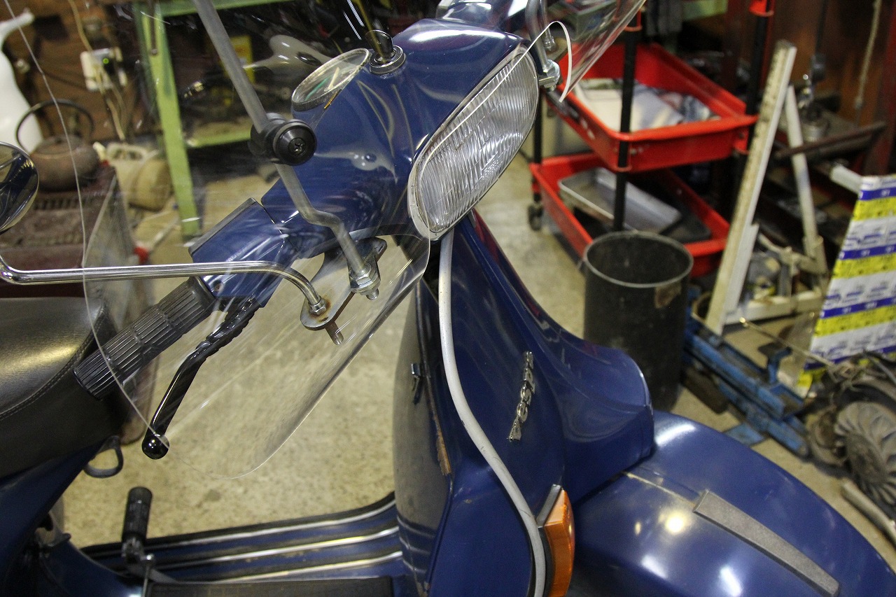 MICHELIN SM100タイヤを手にしたP125Xとベスパ乗り