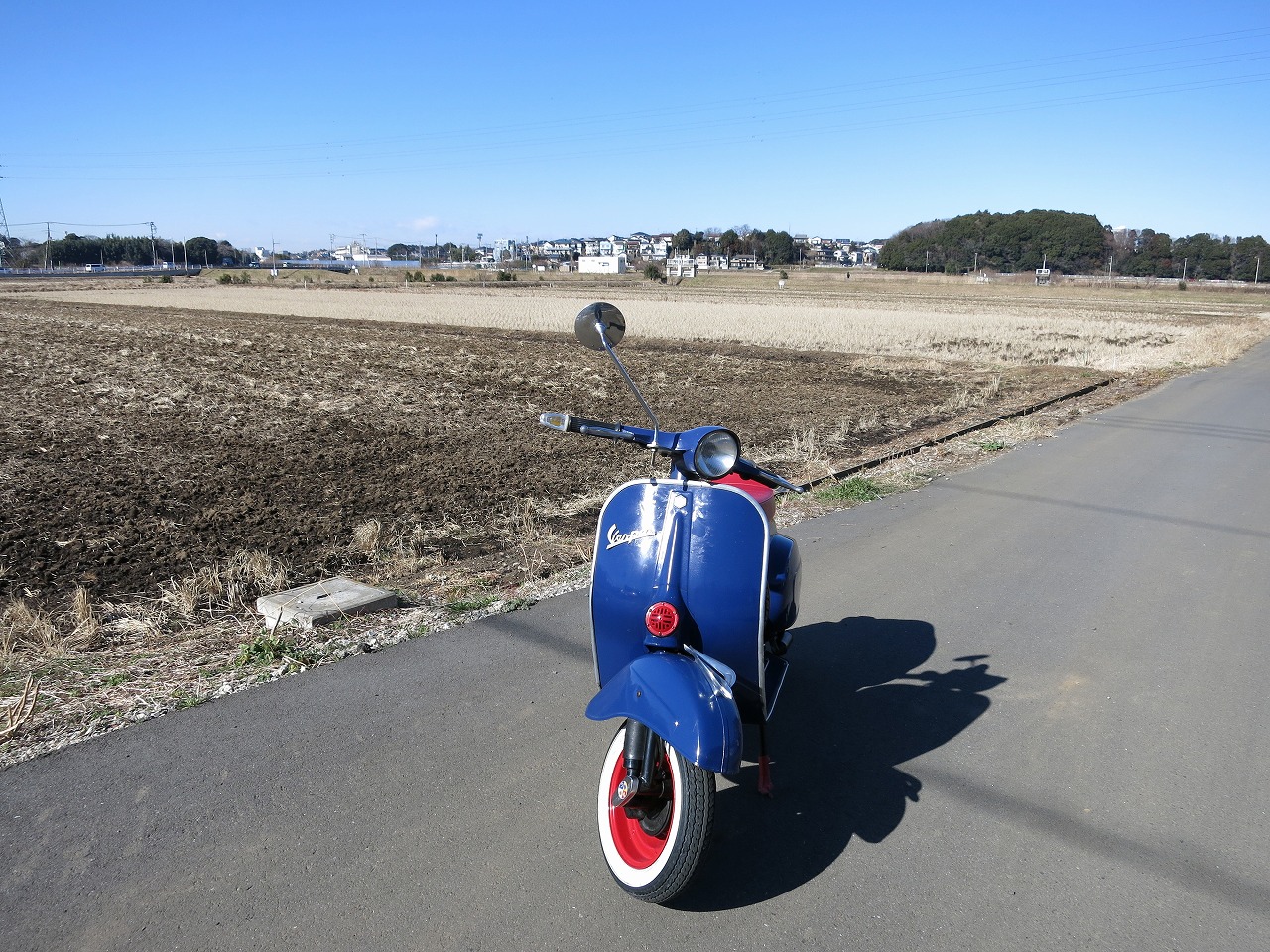 試運転中に止まってしまったベスパ100を路上で点検中