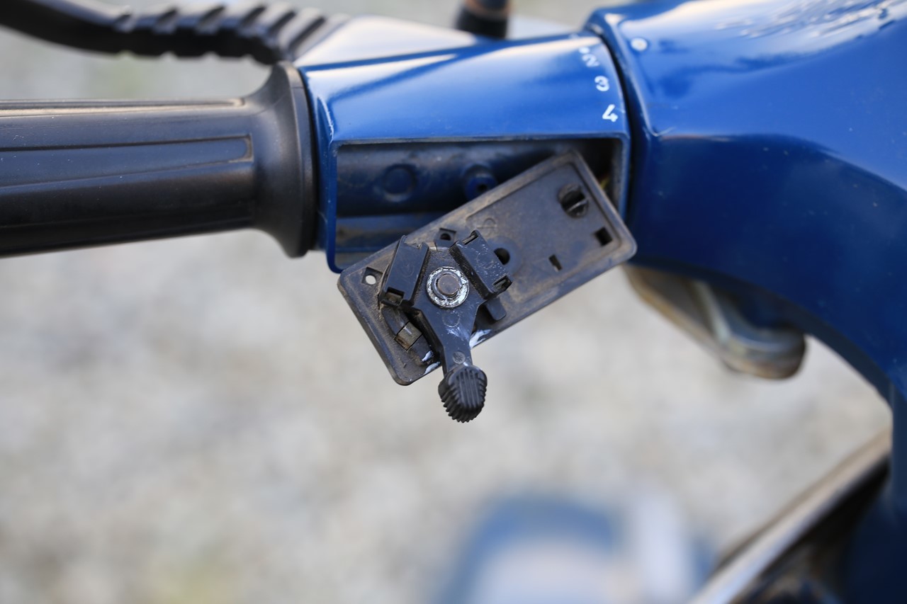 ウィンカースイッチを分解したP125Xの写真