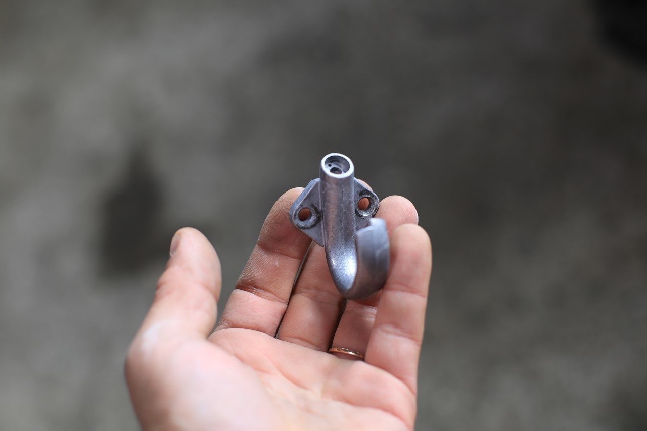 破壊されたヘルメットホルダーの部品