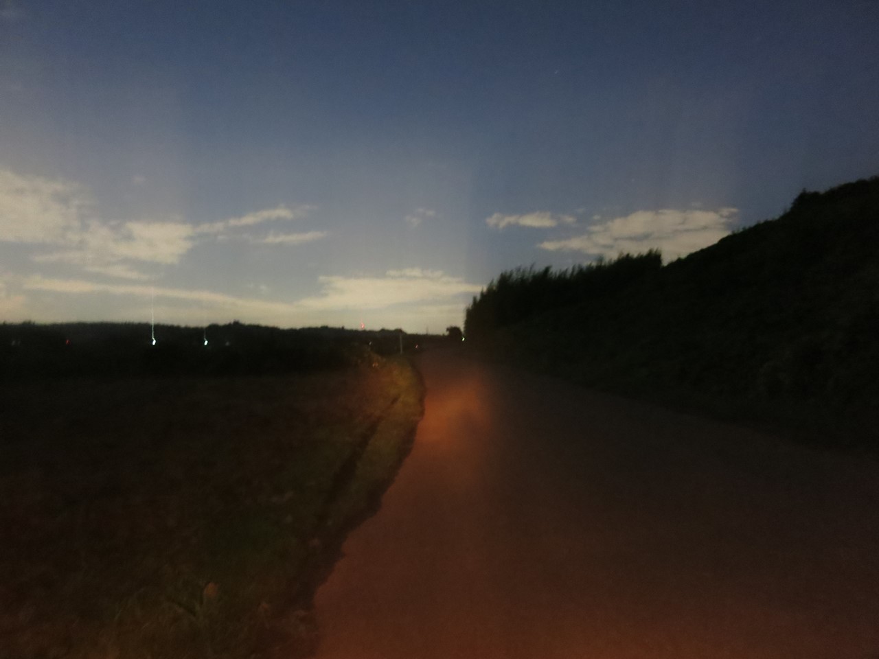 街灯がまばらな区間の夜道