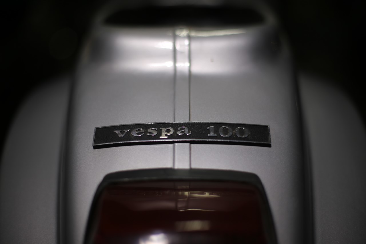 整備中のベスパ100の車体