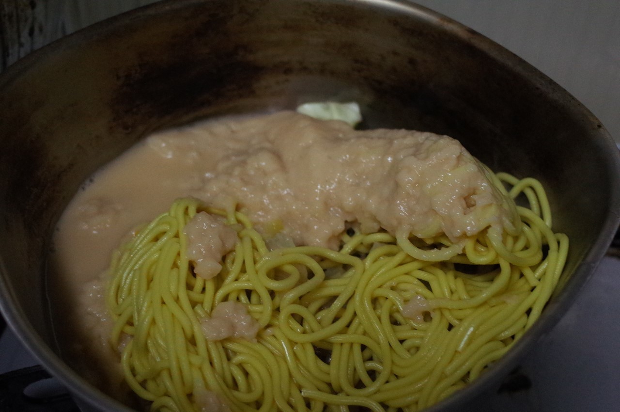 鍋に移したレンジ用ラーメン